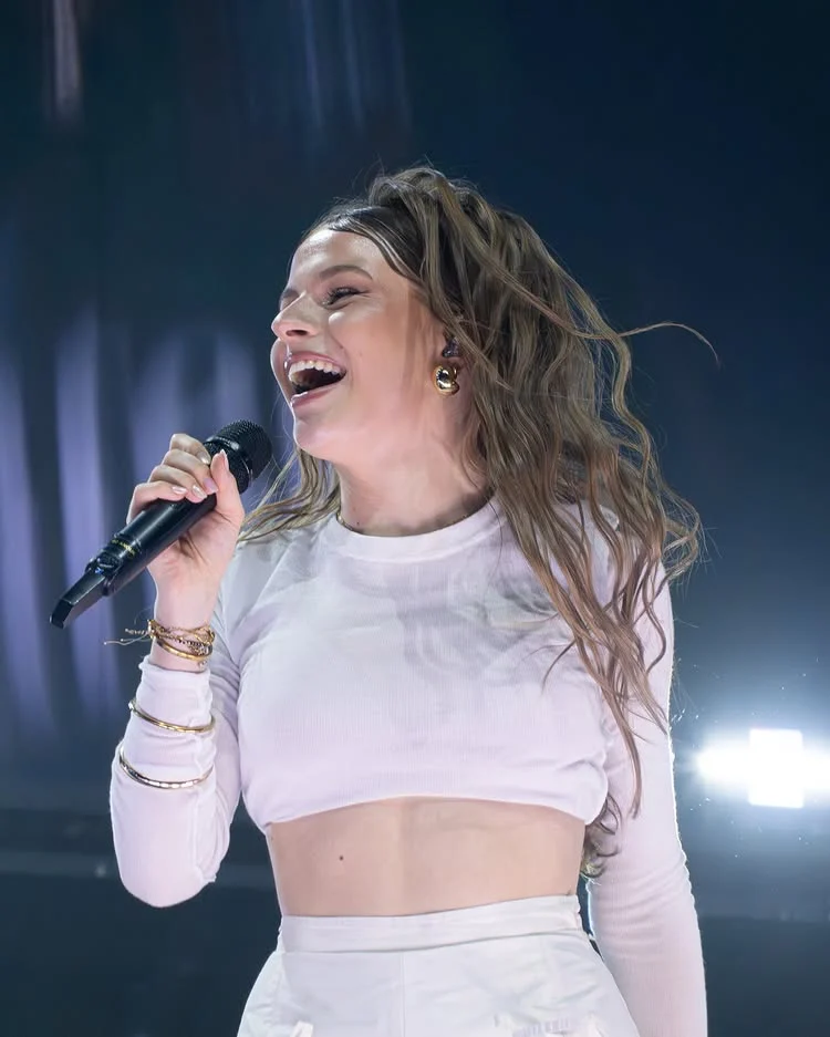 Anouk sur scène, souriante, un micro à la main